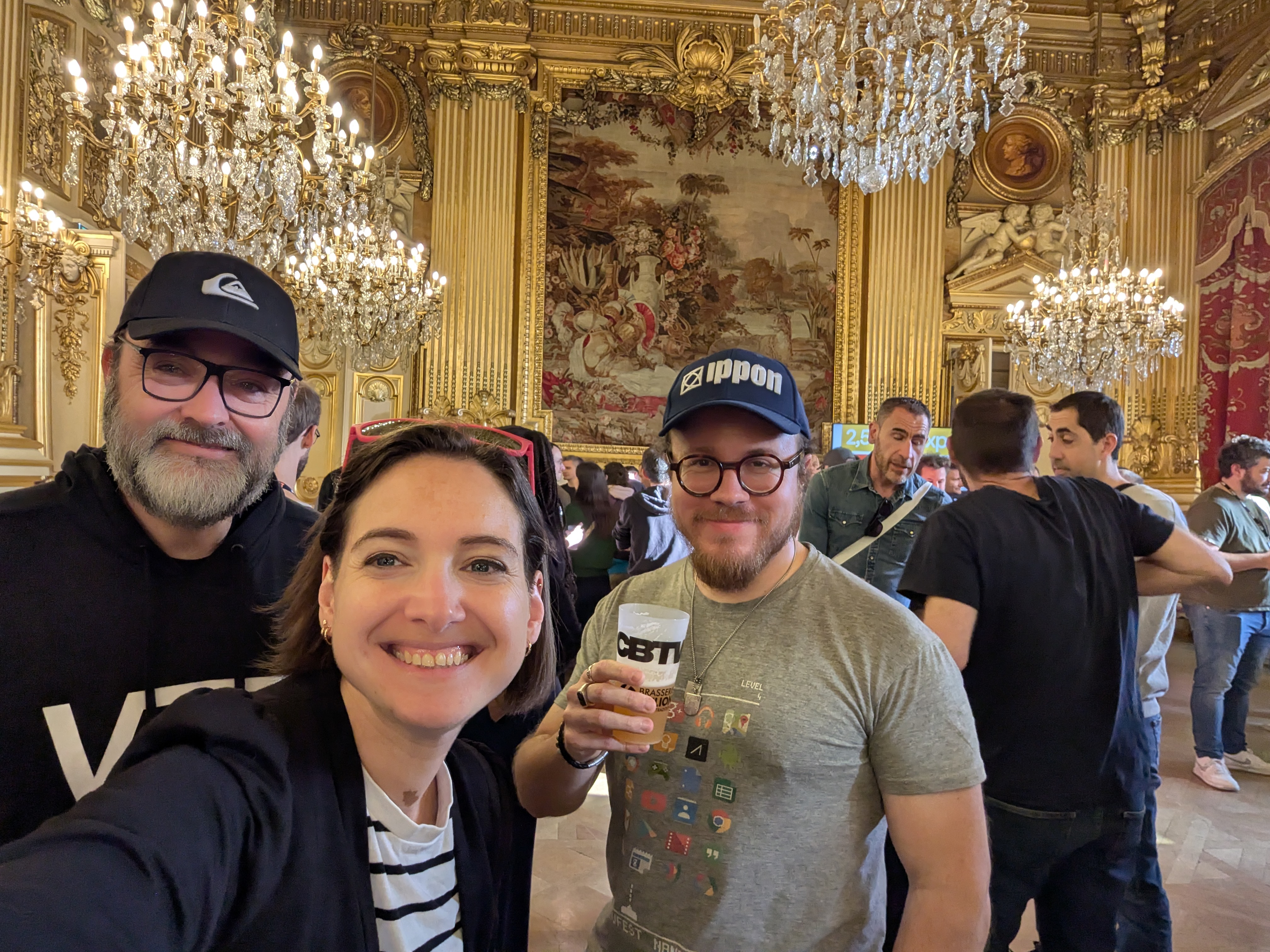 Ambre, Stef et Fanny après une première journée de conférence intense