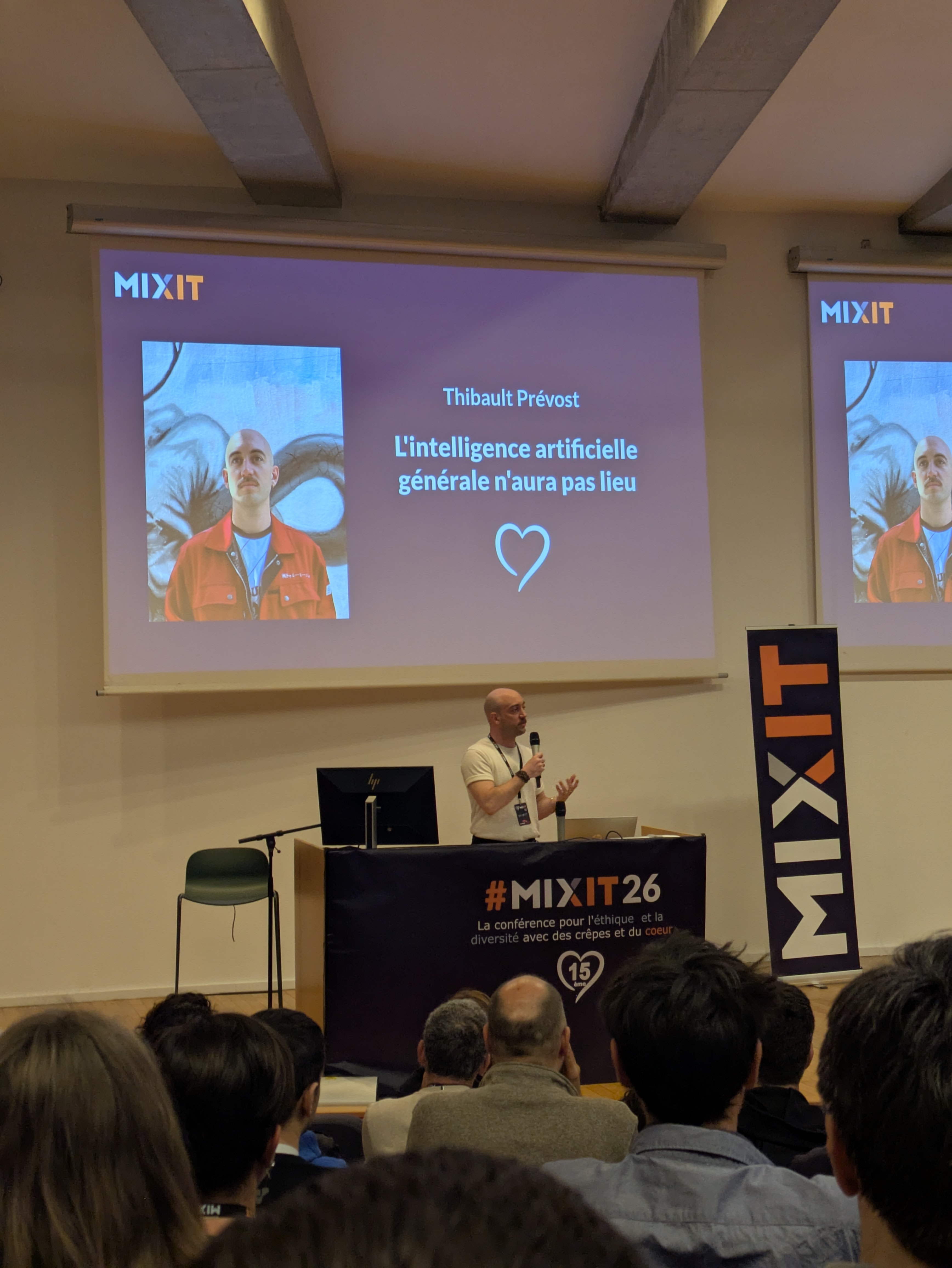 Thibault Prévost sur la scène du grand amphithéâtre